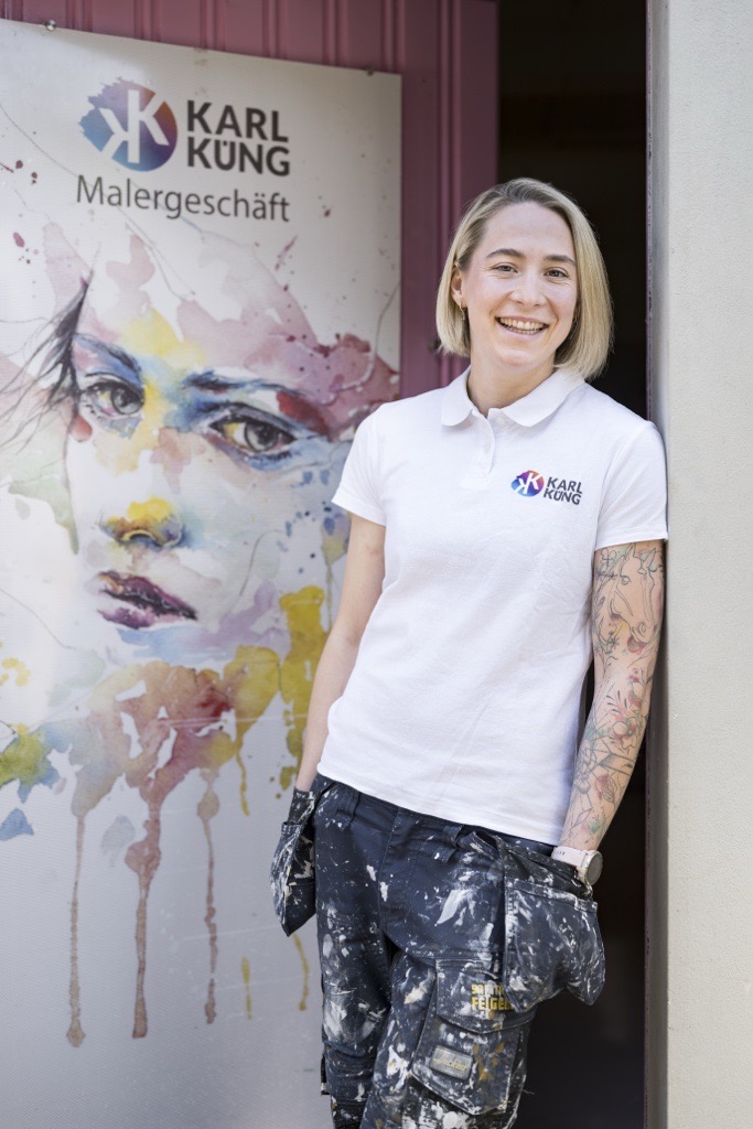 Laura Küng vor dem Malergeschäft in Binningen